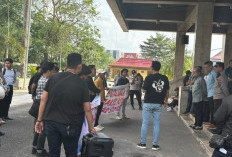 Dihadapan Aksi GMI, Yansuri Pastikan Pengadaan Fasilitas Miliaran di DPRD Sumsel Akan Dibatalkan