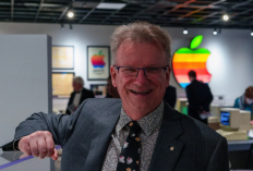 Hampir 5 Dekade di Apple, Siapa Sebenarnya Chris Espinosa?