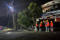 Petugas ULP PLN Baturaja Berjibaku Amankan Jaringan Listrik Saat Kebakaran, Aliran Listrik Sempat Diputus