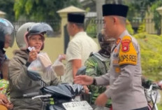 Tebar Berkah Ramadan, Kapolres OKU Selatan Turun ke Jalan Bagikan Takjil