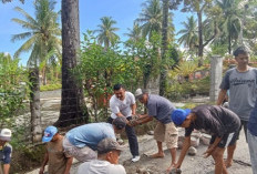 Gotong Royong Perbaiki Jalan dan Siring Rusak