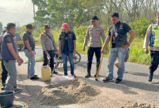 Polsek Belitang III Perbaiki Jalan dan Bersihkan Pasar