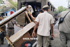 Ditertibkan, Satpol PP OKU Angkut Gerobak Pedagang yang Membandel di Taman Kota