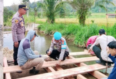 Polsek Kisam Tinggi dan Warga Perbaiki Jembatan Gantung Rusak
