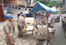 Satpol PP OKU Tertibkan Pedagang di Sejumlah Titik Pasar Atas