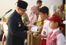 253 Siswa SD Berprestasi di OKU Dapat Beasiswa, Bupati Teddy: Ini Penghargaan atas Kerja Keras Anak-anak