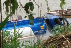 Diduga Hilang Konsentrasi, Truk Tangki Terjun ke Sungai