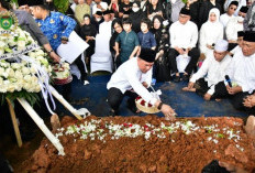 Ketua DPRD Sumsel Hadiri Pelepasan Jenazah Alex Noerdin, Ribuan Warga Iringi dengan Doa