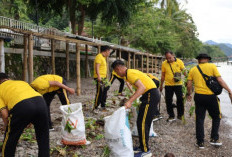 Tindaklanjuti Instruksi Presiden,  Gelar Aksi Bersih-Bersih di Danau Ranau