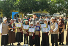 Tanpa Protokol, Bupati OKU Timur Datang ke Sekolah Ambil Rapor Anak
