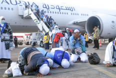Jemaah Haji Kloter 1 Sujud Syukur Begitu Tiba di Debarkasi Palembang